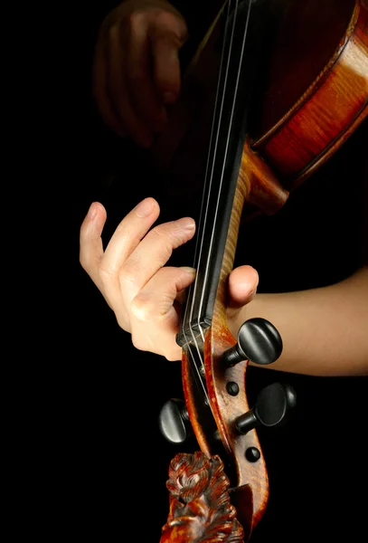 Musiker spielt Geige isoliert auf schwarz — Stockfoto