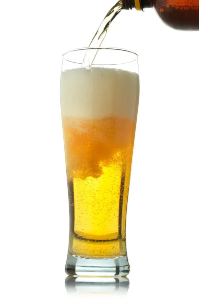 ビールをグラスに入れる — ストック写真