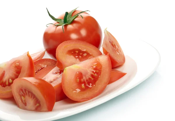 Tomate e fatias na placa isolado no fundo branco — Fotografia de Stock