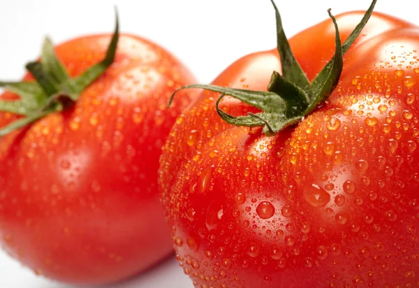 Foto in primo piano di due pomodori con gocce d'acqua — Foto Stock