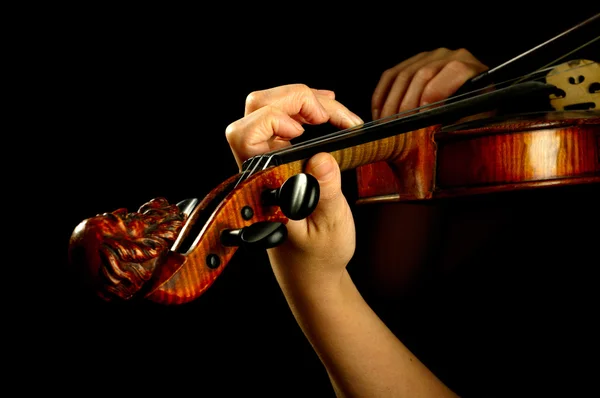 Hudebníka, hrajícího na housle izolovaných na černém — Stock fotografie