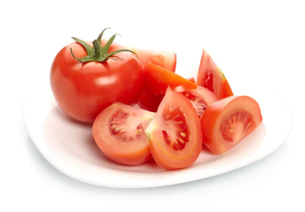 Tomat och skivor på plattan isolerad på vit bakgrund — Stockfoto