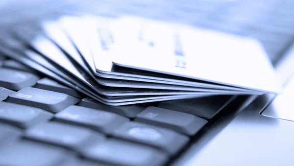 Πιστωτικές κάρτες και φορητό υπολογιστή. ρηχά dof — Φωτογραφία Αρχείου