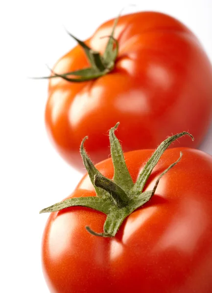 在白色背景上分离出两个西红柿 — 图库照片