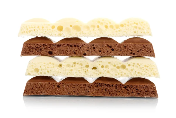 Montón de chocolate poroso marrón y blanco aislado sobre fondo blanco — Foto de Stock