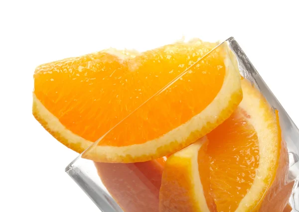 Oranje segmenten in glas geïsoleerd op witte achtergrond — Stockfoto