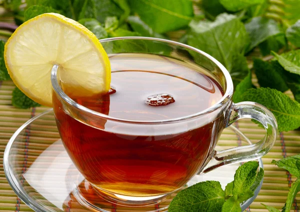 Taza de té con limón y menta — Foto de Stock