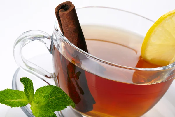 Taza de té con limón, canela y menta — Foto de Stock