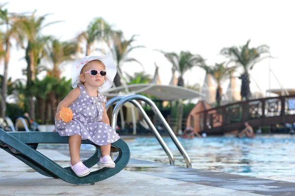 Kız çocuk mavi Yüzme Havuzu yakınlarında — Stok fotoğraf