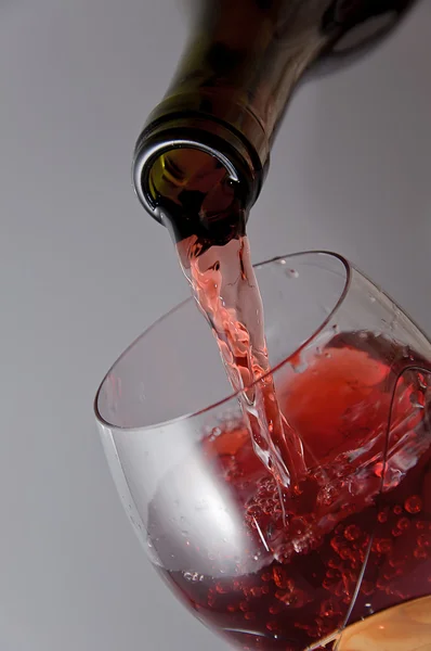 Налить в бокал вино