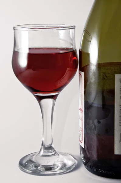 hafif bir arka plan üzerinde şarap ve şarap cam şişe