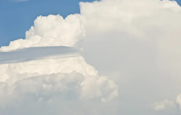 Голубое небо и белое облако — стоковое фото