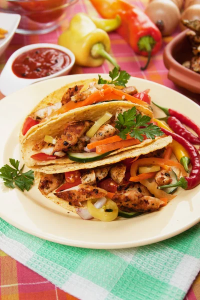 Gegrilde kippenvlees in taco schelpen — Stockfoto