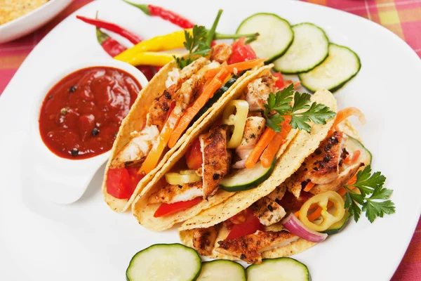 Gegrilde kip in taco schelpen — Stockfoto