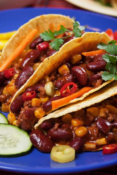 Chili con carne burrito med taco skal — Stockfoto
