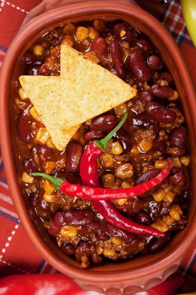 Chili con carne with tortified chips — стоковое фото