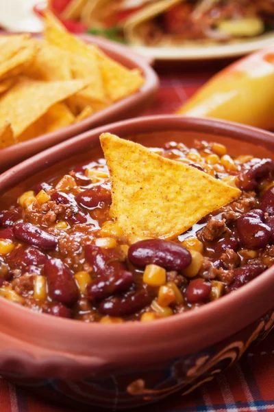 Chili con carne with tortified chips — стоковое фото