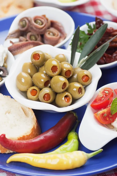 Маринованные оливки с другими антипастовыми продуктами — стоковое фото