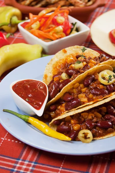 Chili con carne burrito in taco schelp — Stockfoto