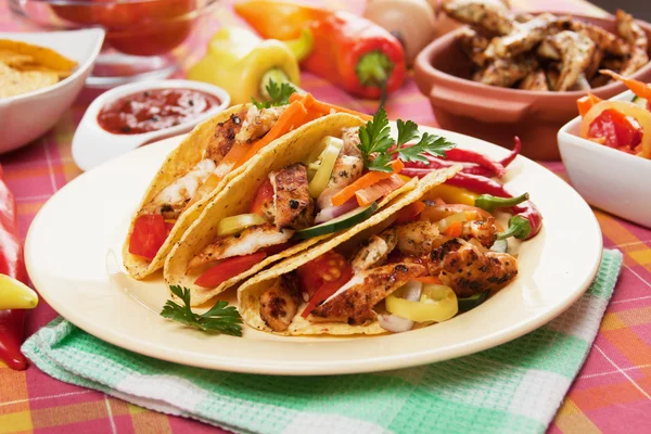 Taco kabuklarında Tavuk salatası — Stok fotoğraf