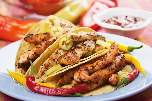 Taco kabukları tavuk eti ile dolu — Stok fotoğraf