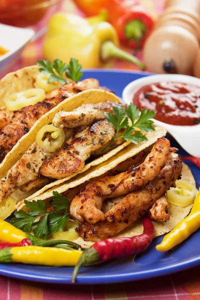 Taco-Schalen gefüllt mit Hühnerfleisch — Stockfoto