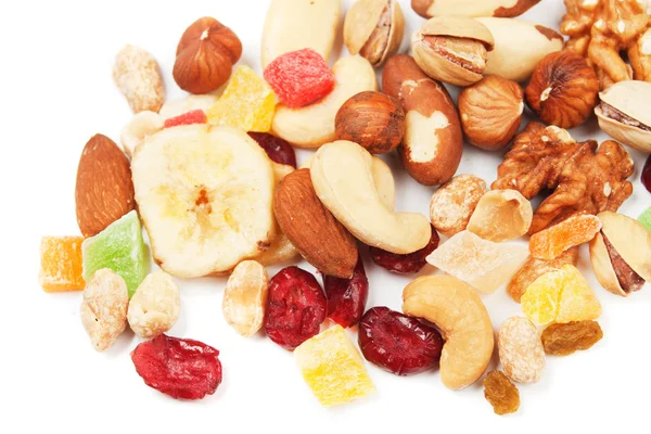 Sušené ovoce a ořechy, izolované na bílém — Stock fotografie