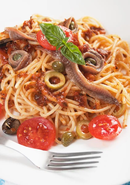 Спагетти puttanesca — стоковое фото