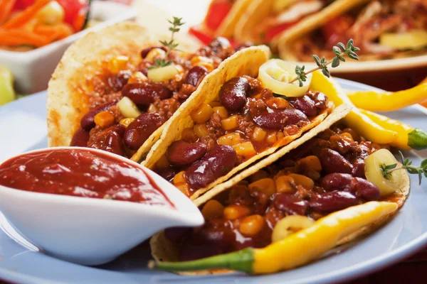 Chili con carne burrito in taco shell — Stock Photo, Image