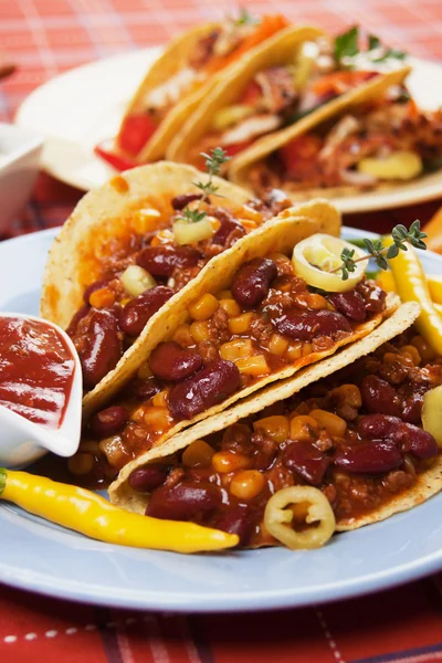 Chili con carne burrito v taco shell — Stock fotografie