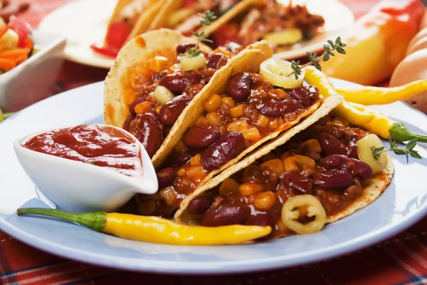 Peperoncino rosso carne con burrito in guscio di taco — Foto Stock