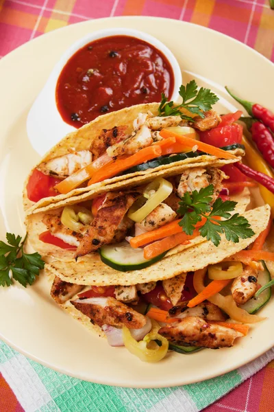 Taco kabuklarında Tavuk salatası — Stok fotoğraf