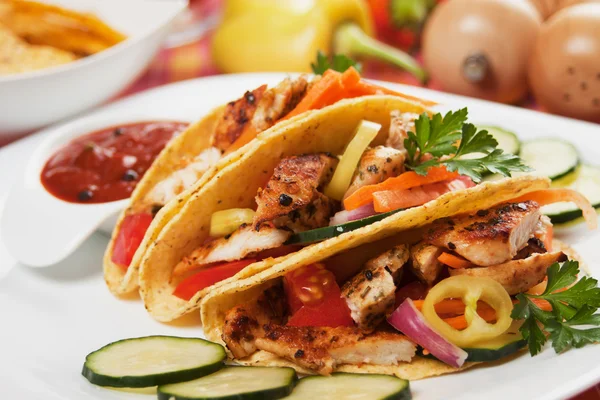 Salade van kip in taco schelpen — Stockfoto