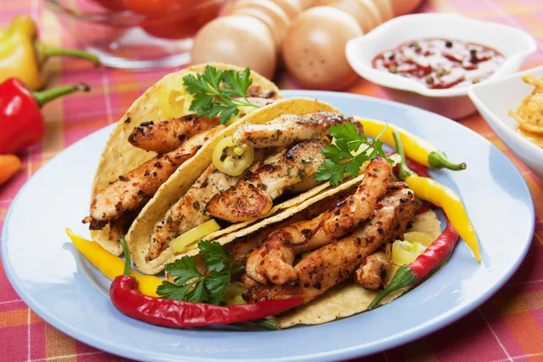 Grilled chicken in taco shells — Stock Photo, Image