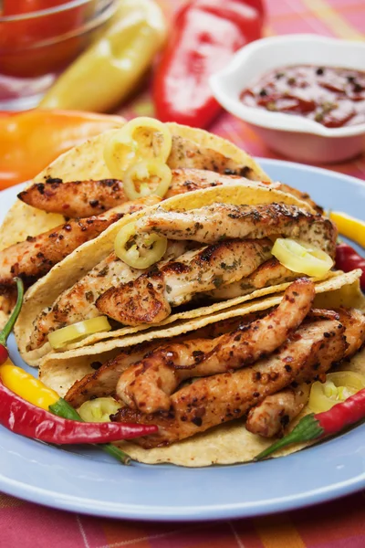 Grilled chicken in taco shells — Stock Photo, Image