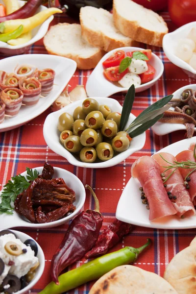 Мариновані оливки з іншими продуктами антипасто — стокове фото