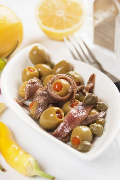 Оливковий і анчоусовий салат — стокове фото