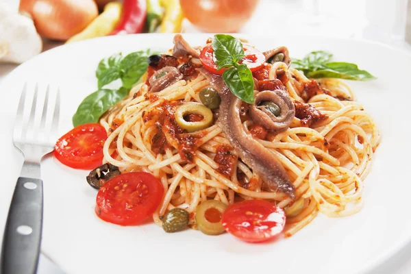 Spaghetti a la puttanesca — Stock Photo, Image