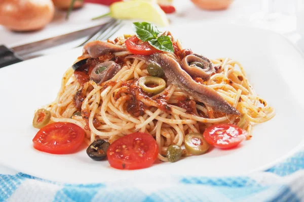 Спагетти puttanesca — стоковое фото