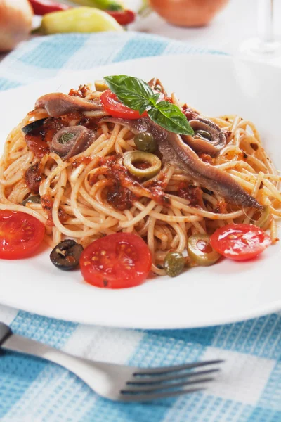 Спагетті, а-ля puttanesca — стокове фото