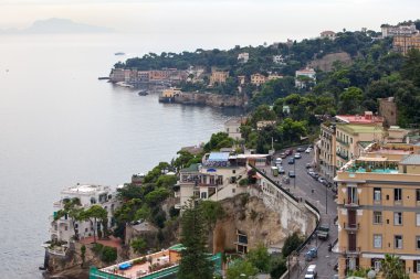 İtalya. Bir Napoli körfezindeki villasının. sisli sabah