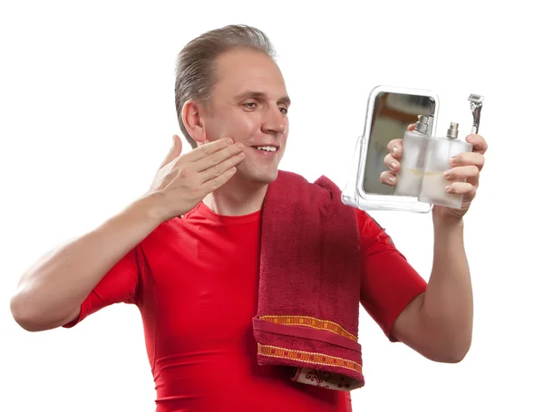 El hombre bien cuidado utiliza bálsamo después de afeitarse —  Fotos de Stock