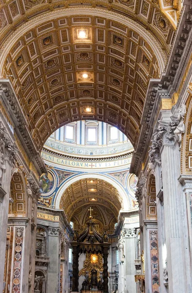 イタリア。ローマ。バチカン市国。サン ・ ピエトロ大聖堂。屋内ビュー — ストック写真