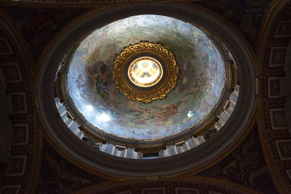 Kupole baziliky svatého Petra, zevnitř. Vatikán. — Stock fotografie