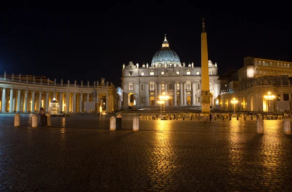 De Italia. En Roma. Vaticano. Plaza de San Pedro por la noche — Foto de Stock