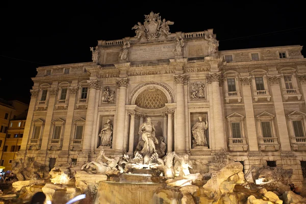 意大利。罗马。在晚上许愿的喷泉 — 图库照片