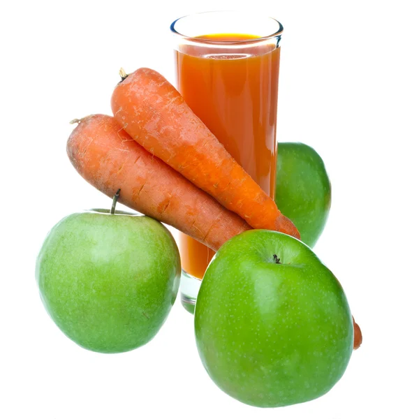 Äpplen, morötter och juice i ett glas — Stockfoto