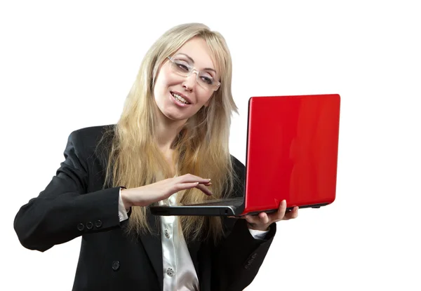 ผู้หญิงธุรกิจที่ยิ้มกับแล็ปท็อปสีแดง — ภาพถ่ายสต็อก