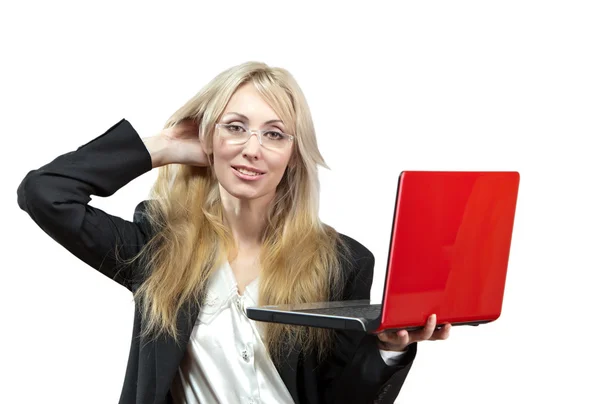 De Glimlachende zakenvrouw met de rode laptop — Stockfoto