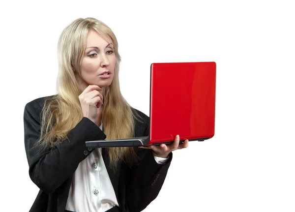 ผู้หญิงธุรกิจที่มีแล็ปท็อปสีแดงในมือ — ภาพถ่ายสต็อก